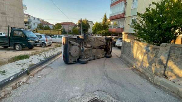 Karaman'da kaldırıma çarpan otomobil yan yattı: Kazada sürücünün burnu bile kanamadı