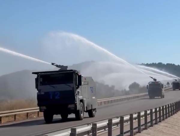 Kontrol altına alınan orman yangınında peş peşe sıralanan TOMA'ların müdahalesi