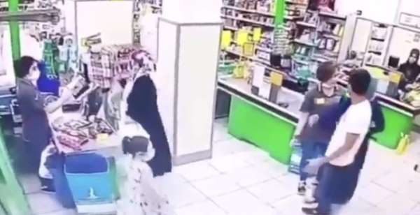 (Özel) Marketteki kadın çalışanlara yumruklu saldırı anları kamerada