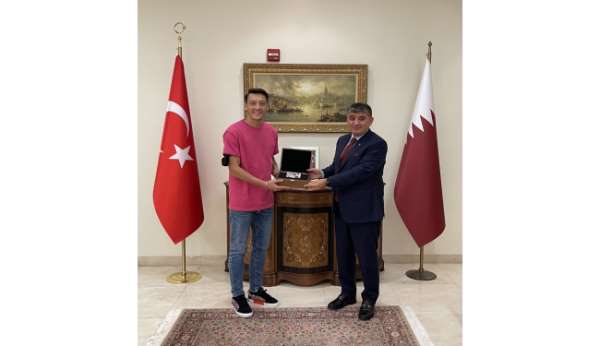 Mesut Özil, Doha Büyükelçisi Göksu'yu ziyaret etti