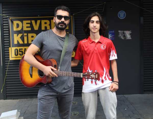 Fedakar antrenör, sporcusunun masrafları için gitarını alıp sokağa koştu