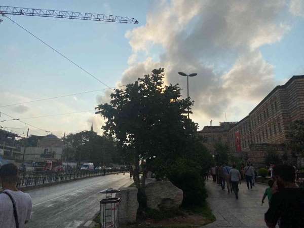 Fatih'te vinç üzerinde intihar girişimi: Tramvay seferleri durdu, vatandaşlar kilometrelerce yol yürüdü