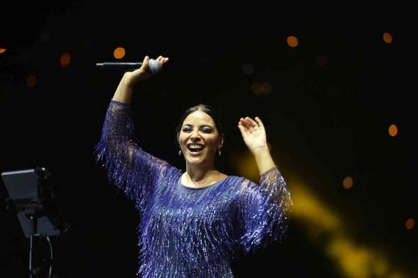 Zara, 30 Ağustos Zafer Bayramı'nda Kaş'ta konser verdi