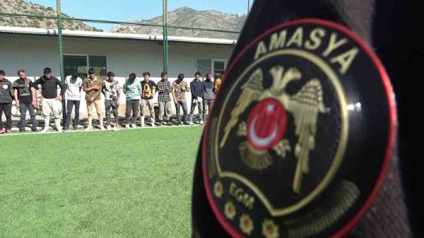 Amasya'da polisin durdurduğu tırdan kaçan düzensiz göçmenler dron desteğiyle yakalandı