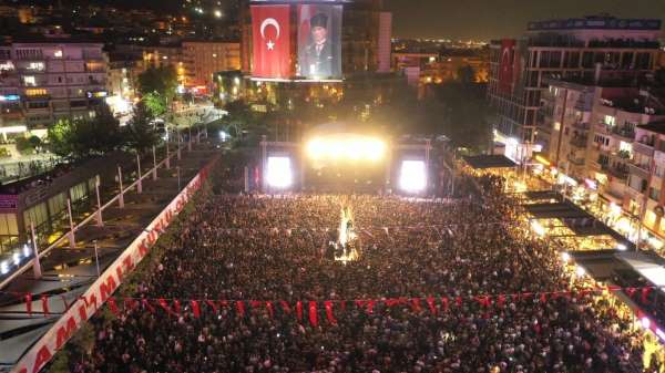 Aydn Büyükehir Belediyesi'nin düzenledii konsere binlerce Aydnl katld