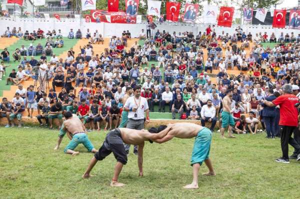 Mersin'de Zafer Bayramı kapsamında 'Gözne Karakucak Güreşleri' düzenlendi