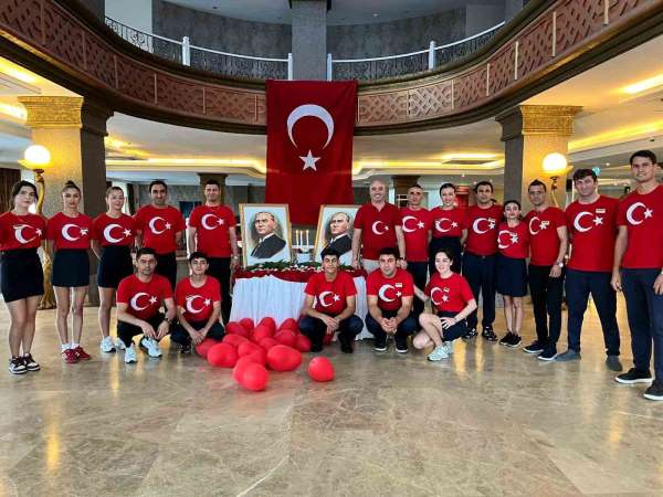Bodrum'da otel personeli 30 Ağustos'a bayraklı kıyafetlerle damga vurdu