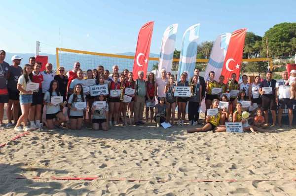 Burhaniye' de plaj voleybolu heyecanı yaşandı