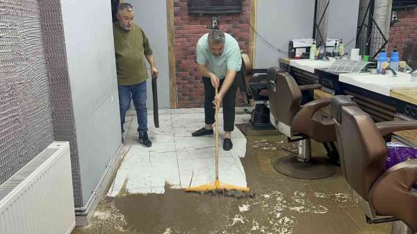 Fatsa'da sağanak yağış hayatı felç etti: Ev ve iş yerlerini su bastı