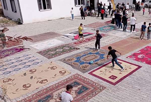 Halı sahaları olmayınca 20'den fazla halıyı yan yana serip kendi sahalarını yaptılar