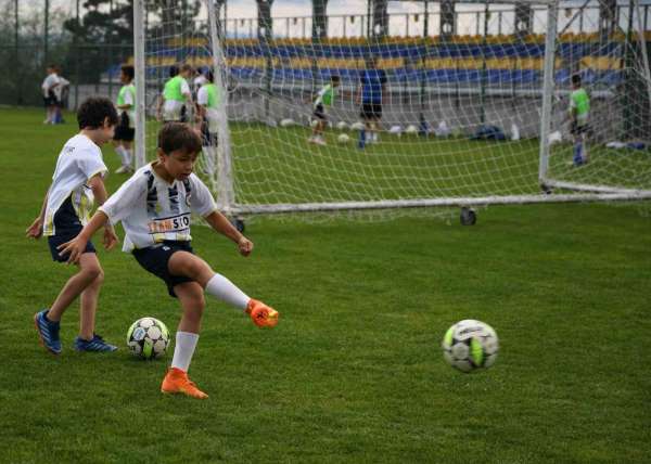 Kastamonu'da 120 çocuk yaz tatilini futbol okulunda değerlendirdi