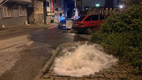Samsun'da su borusu patladı, yolda su birikintileri oluştu