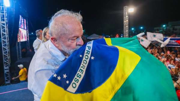 Brezilya'da ilk sonuçlara göre Luiz Inacio Lula da Silva başkanlık seçimlerini kazandı