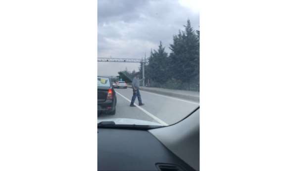 Seyir halindeki trafikte yola atlayarak adeta kazaya davetiye çıkardı