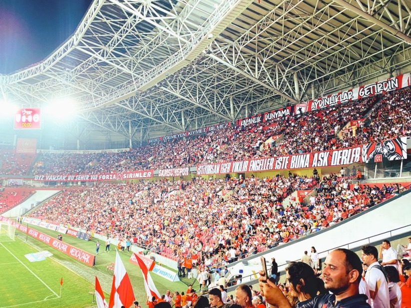 Samsunspor tribünleri 'Ara Beni' ile büyük coşkuya hazırlanıyor. Çağla geliyor!