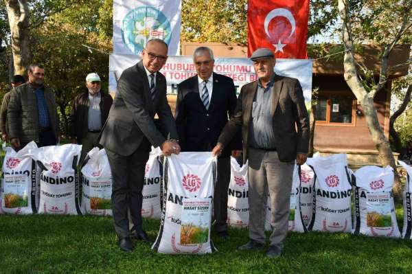 Manisa Büyükşehir'in tohum desteği devam ediyor