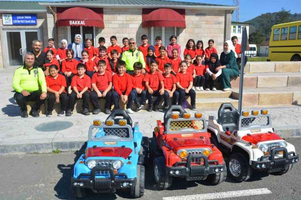 Ordu'da öğrenciler, trafik eğitim pistinde kuralları uygulamalı öğreniyor