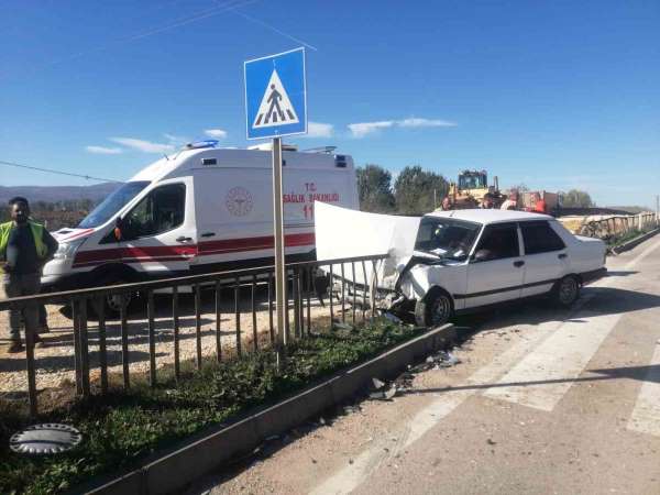 Tokat'ta kaza yapan otomobil bariyere girdi