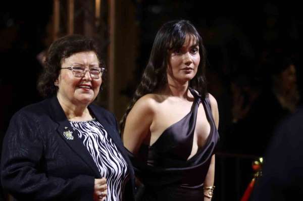 Altın Portakal Film Festivali ödül töreni öncesi kırmızı halıda şıklık yarışı yaşandı