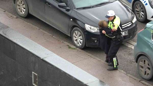 Polisin yaralı kadına yardımı yürekleri ısıttı: Kaldırıma taşıdı, ıslanmasın diye yelekle korudu
