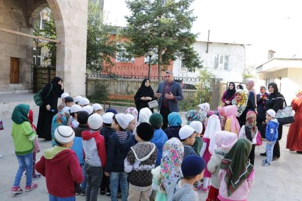 Çocuklardan minaresinde 100 yıllık patlamamış top mermisi bulunan camiye ziyaret