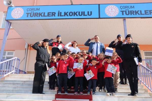 Kitap bağışı yapan Mehmetçiğe asker selamlı teşekkür