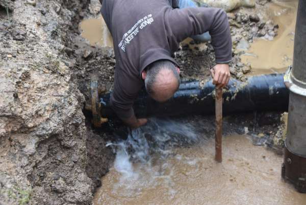 Sinop'ta heyelan ana su borusuna zarar verdi, şehirde sular kesildi