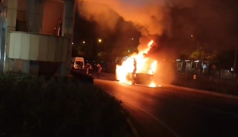 Samsun'da seyir halindeki kamyonet alev alev yandı