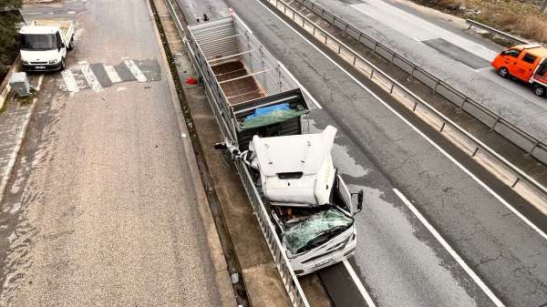 Böyle kaza görülmedi: Kamyonun sıkıştırıp yoldan çıkarttığı tır, beton bariyerlere çarptı