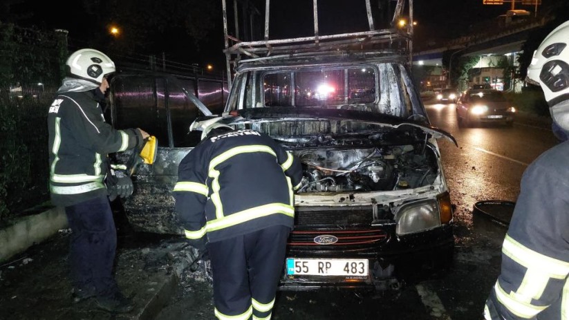 Samsun'da seyir halindeki kamyonet alev alev yandı