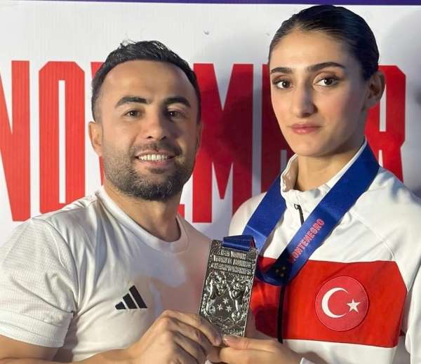 Milli sporcu Pınar Benek'ten Gençler Dünya Boks Şampiyonası'nda gümüş madalya