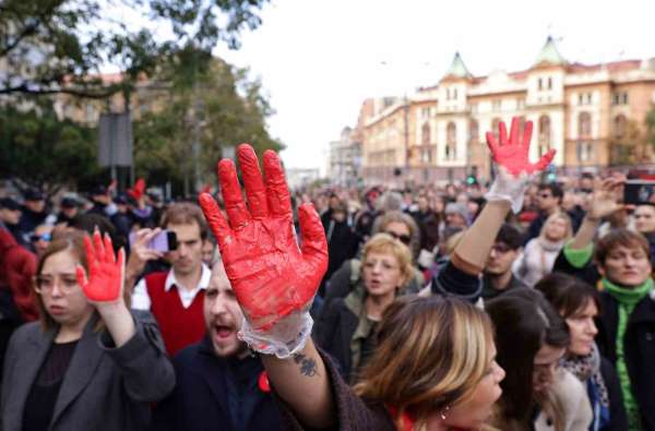 Sırbistan'da tren istasyonunda kaza protesto edildi