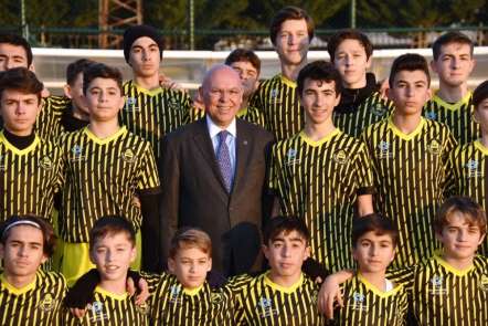Başkan Eşkinat Tekirdağsporlu genç futbolculara malzeme desteğinde bulundu 