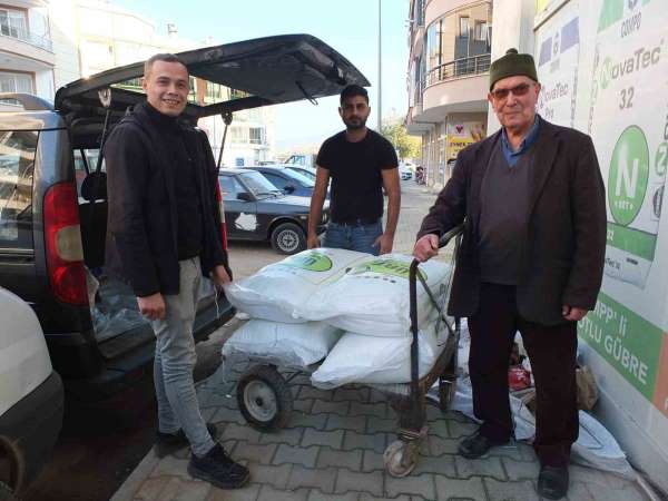 Burhaniye'de yağmurlardan sonra gübre satışları arttı