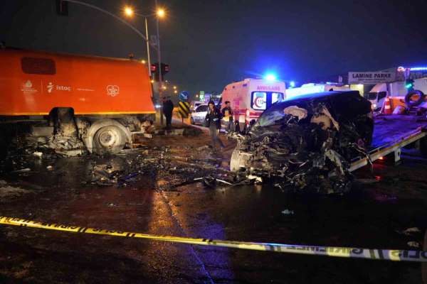 Esenyurt'ta katliam gibi kazada kırmızı ışıkta geçen cip, yol temizleme aracına çarptı: 2 ölü, 2 yaralı