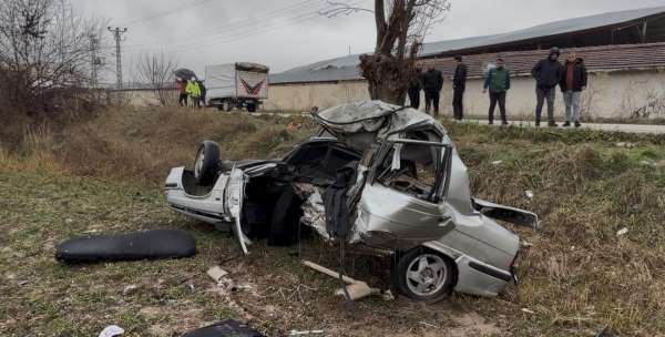 Tokat'ta feci kaza: İkiye ayrılan otomobil sürücüsü ağır yaralandı