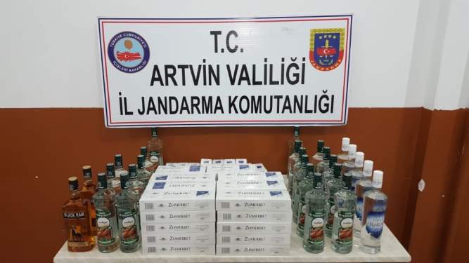 Artvin'de 600 paket kaçak sigara ve 26 litre içki ele geçirildi