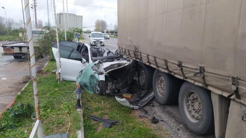 Samsun'da otomobil tır ile çarpıştı: 1 ölü, 2 yaralı