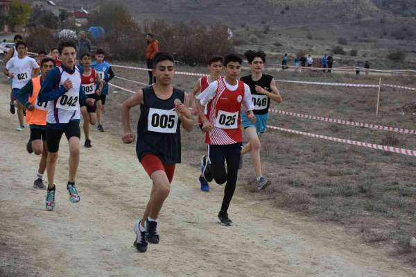 Genç atletlerin kıyasıya mücadelesi: 252 sporcu ter döktü