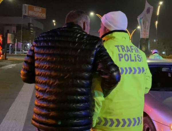 Alkollü kaza yaptı, 'Sıkıntı yok' deyip ceza yemeye polisle kol kola gitti