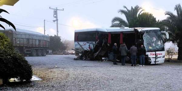 Denizli'de feci kaza... Yolcu otobüsü akaryakıt istasyonundan çıkan tıra çarptı: 1 ölü, 20 yaralı