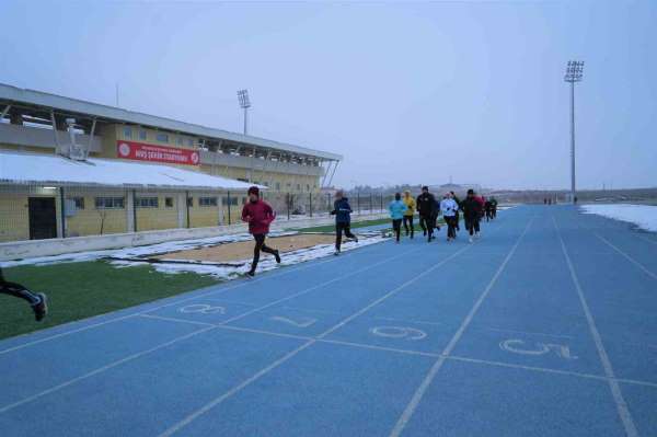 Muş'ta soğuk hava sporcuları durduramadı: Avrupa Kros Şampiyonası hazırlıkları sürüyor