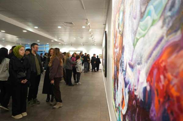 Akademisyenin 38 yıllık sanat yolculuğunu anlatan '38/50: Retro-Perspektif' sergisi