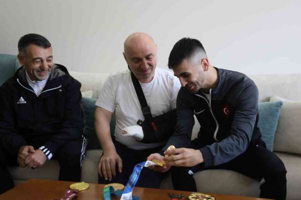 Dünya şampiyonu milli karateci Şamdan'dan Başkan Bıyık'a 'madalyalı' ziyaret