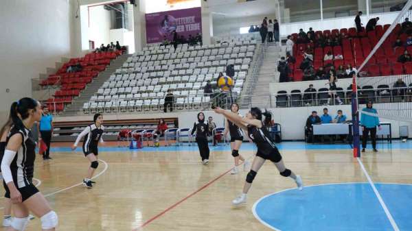 Genç sporcular sahada: Voleybol İl Birinciliği finali devam ediyor