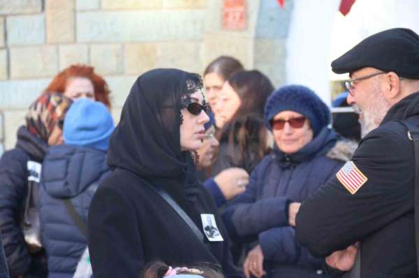 Ünlü oyuncu Burcu Özberk'in dedesi son yolculuğuna uğurlandı