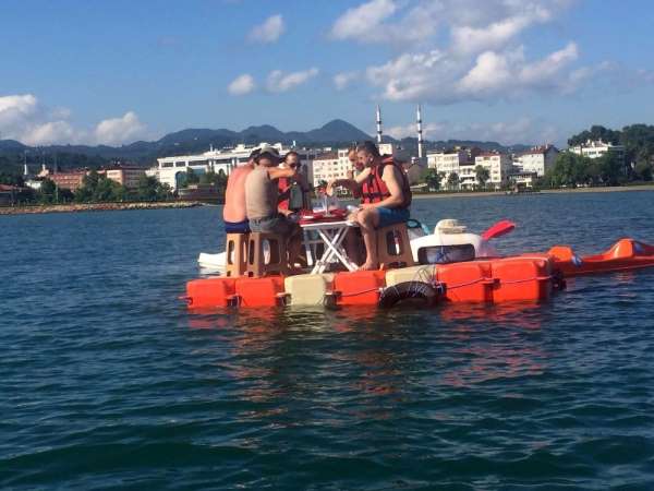 Denizin ortasında duba üzerinde kahvaltı yaptılar