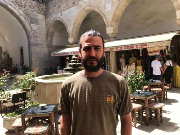 Kuşu yakalamaya çalışırken suya düşen kedi kameraya yansıdı