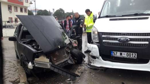 Sinop'ta okul servisi ile otomobil çarpıştı: 2 yaralı 