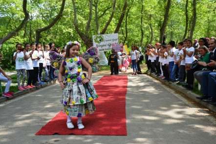 Öğrenciler atık materyallerden hazırladıkları defileyle çevre kirliliğine dikkat